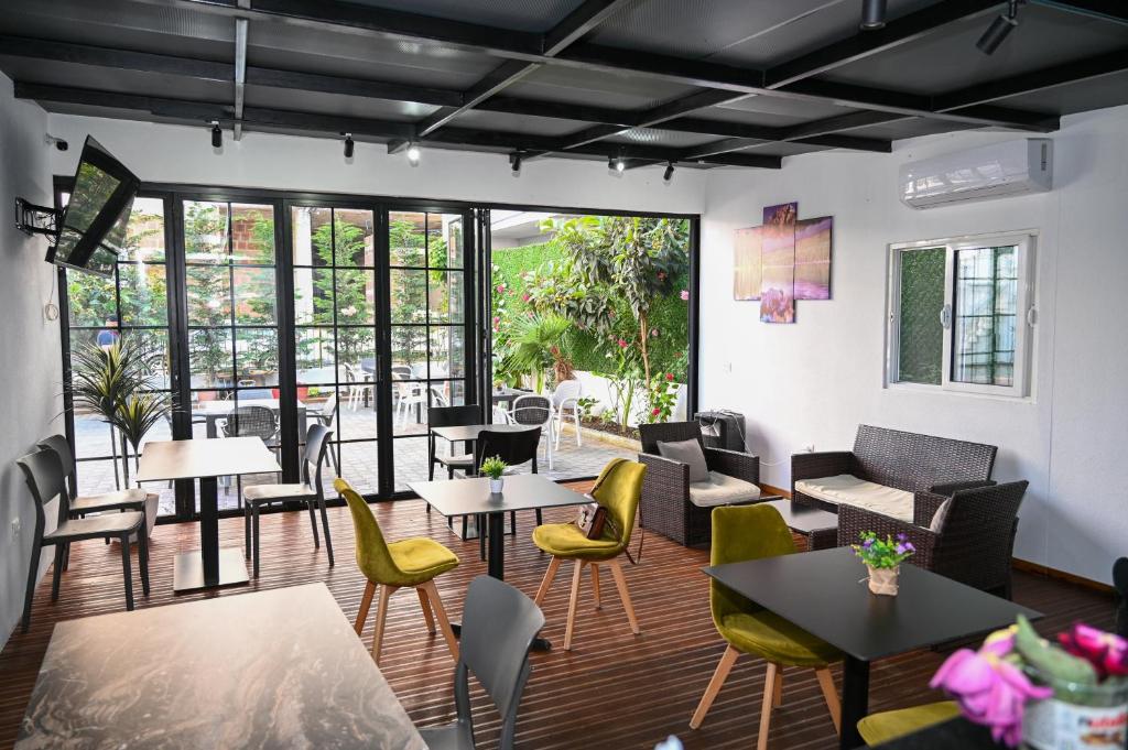 Uma área de estar em Hotel Vila AARON