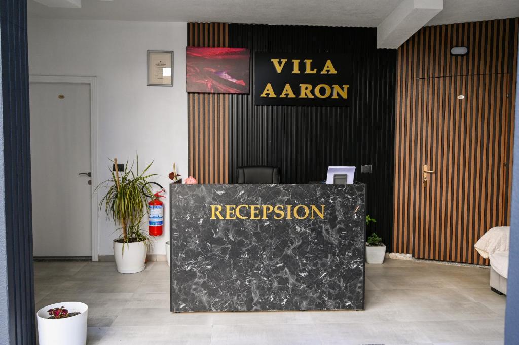 A área de receção ou átrio de Hotel Vila AARON