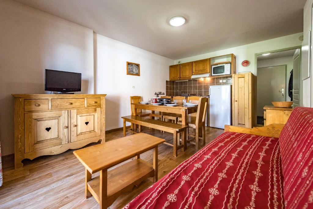 un salon avec une table et une cuisine dans l'établissement Apartment for 6 to 8 people in Albiez-Montrond 5-min walk from the slopes, à Albiez-Montrond
