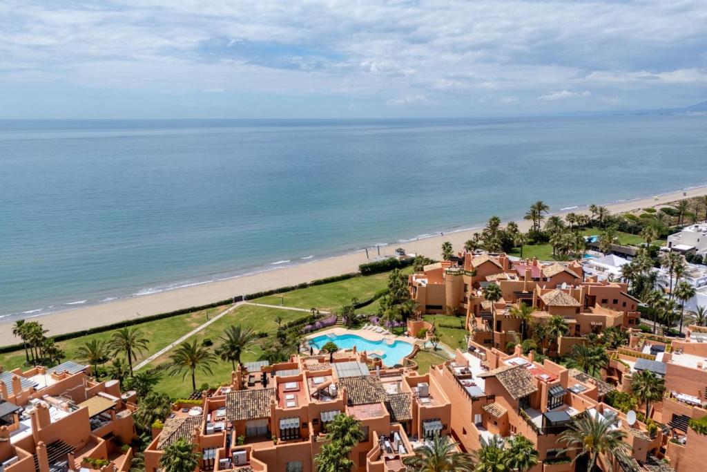Front line beach apt with panoramic views RDR547