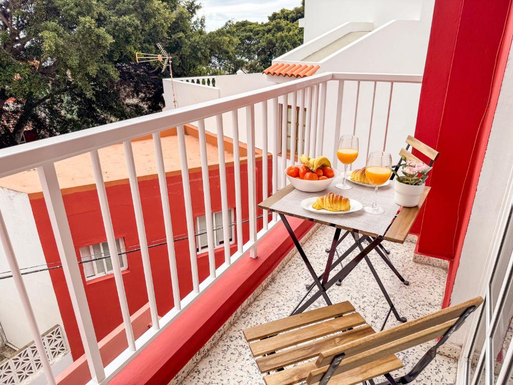 San AndrésにあるVivienda Sextanteのバルコニー(フルーツとワイングラスのテーブル付)