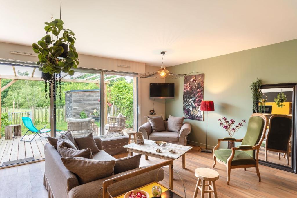 un salon avec un canapé et une table dans l'établissement La Petite Mare - proche de Rennes, à Saint-Jacques-de-la-Lande