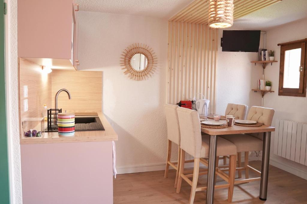 Kuchyňa alebo kuchynka v ubytovaní Studio cocooning style naturel