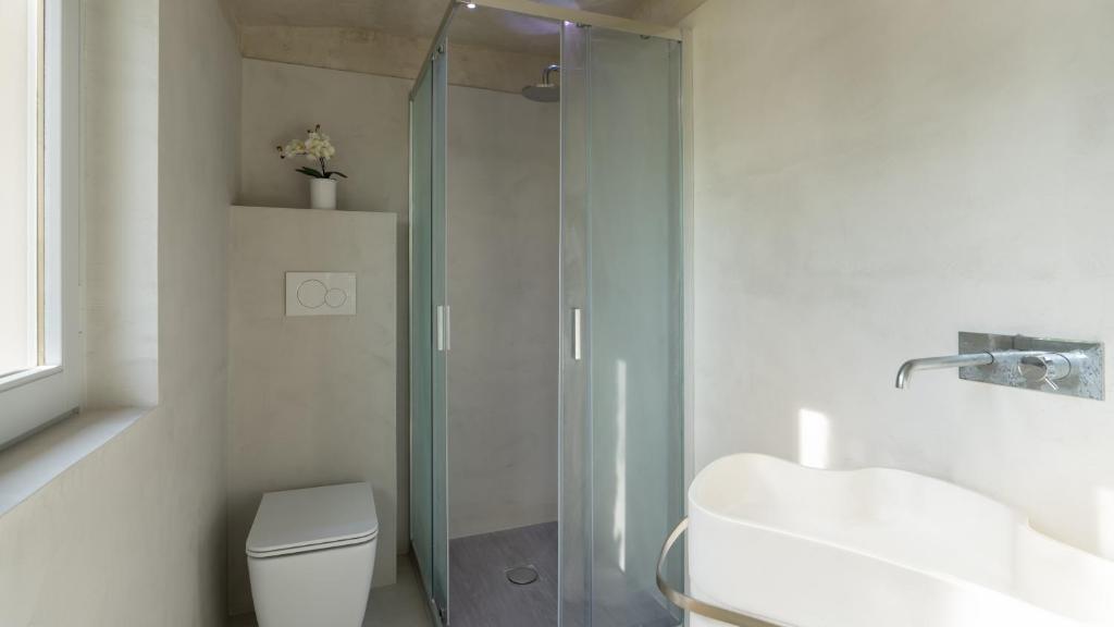 Kúpeľňa v ubytovaní Torre Ginestre 12, Emma Villas