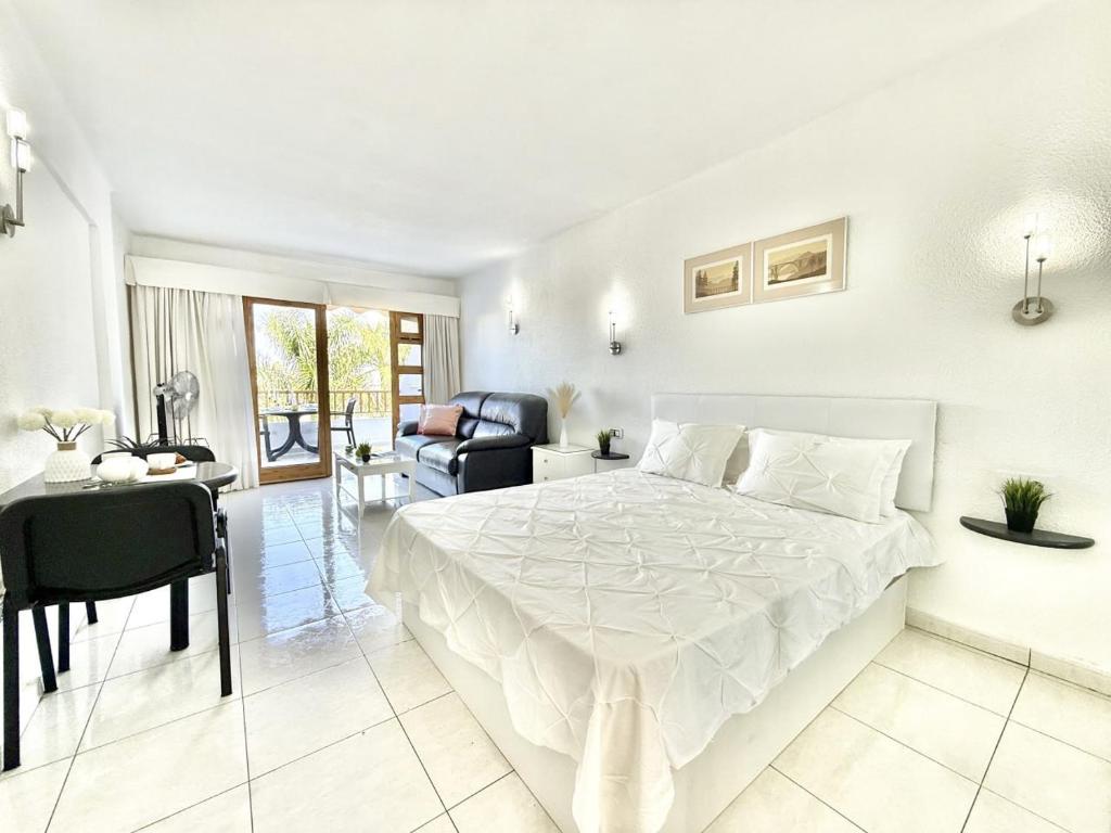 Holiday Studio in Costa Adeje - Heated pool - Balcony
