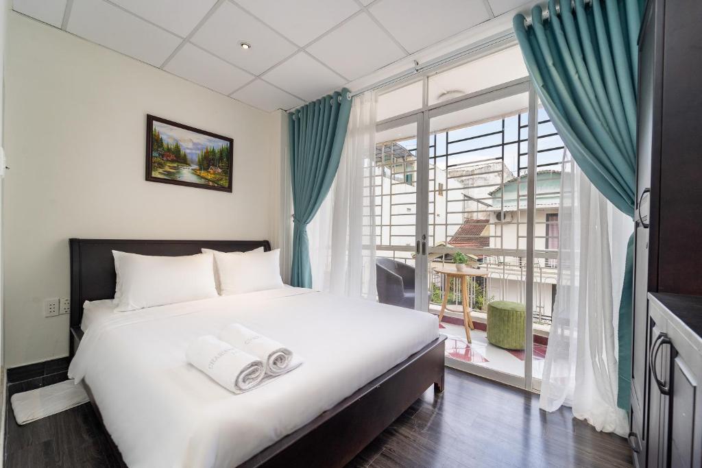 Ένα ή περισσότερα κρεβάτια σε δωμάτιο στο KHKO Charisse Hotel Delhi Darbar