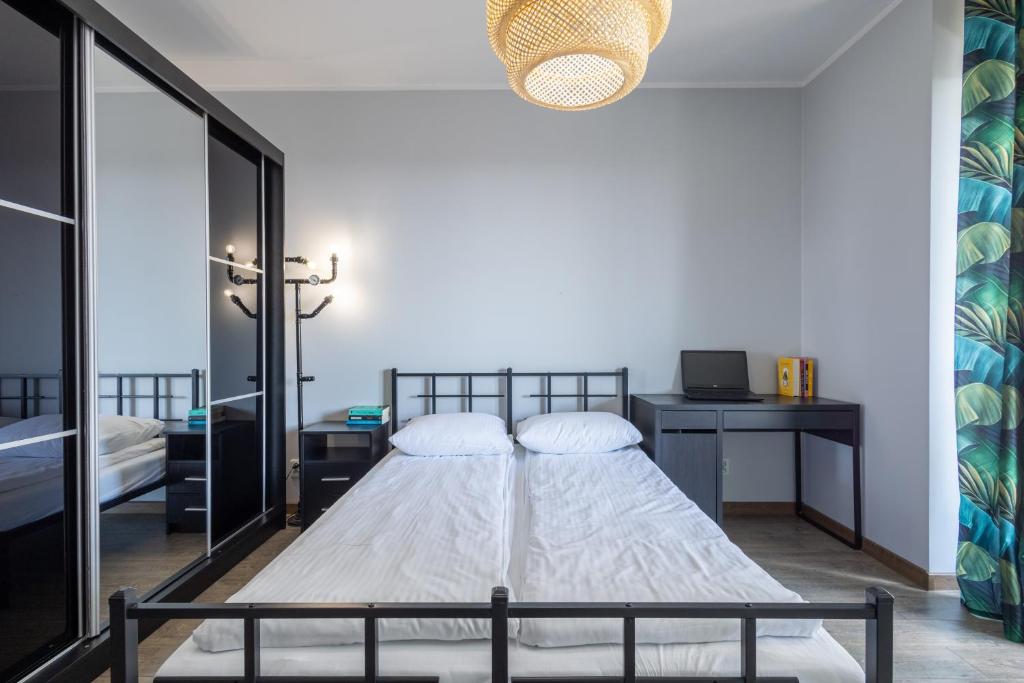 Posteľ alebo postele v izbe v ubytovaní Apartamenty City Tower od WroclawApartament-pl