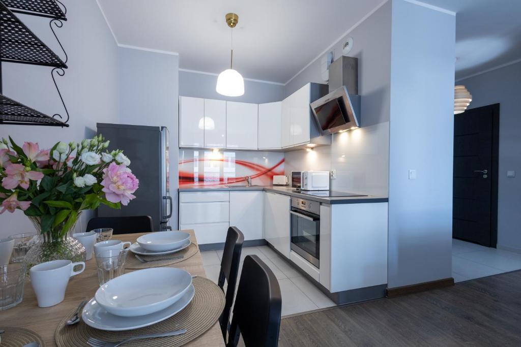 Kuchyňa alebo kuchynka v ubytovaní Apartamenty City Tower od WroclawApartament-pl