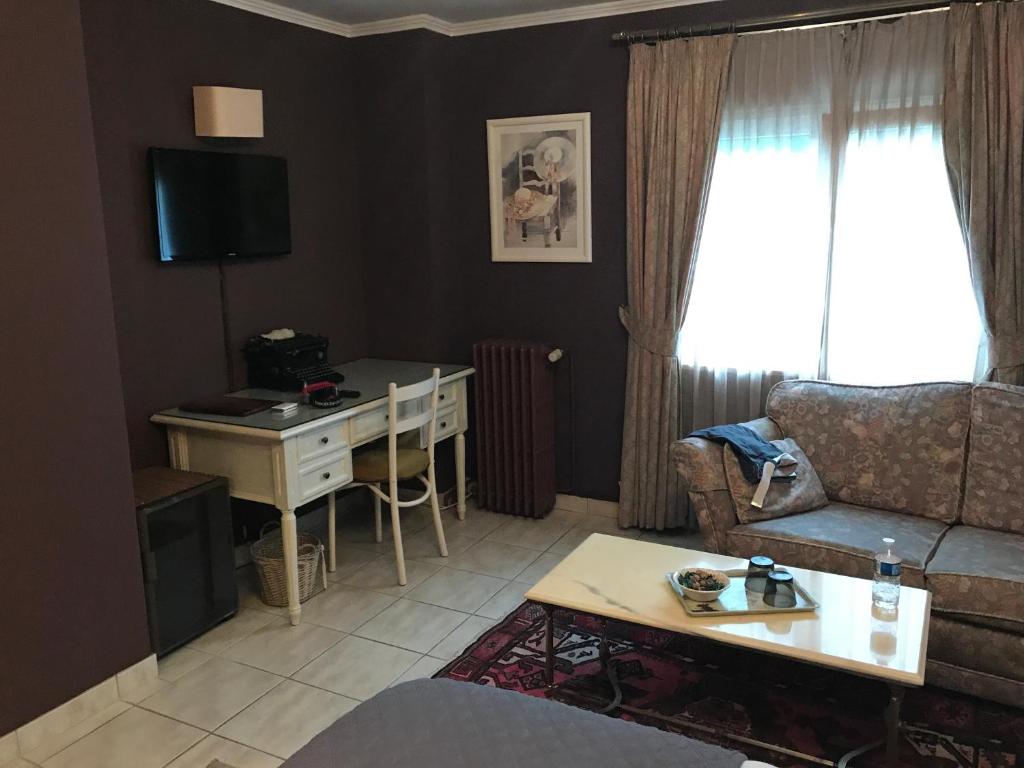 TV a/nebo společenská místnost v ubytování Hotel Cosy Bouillon