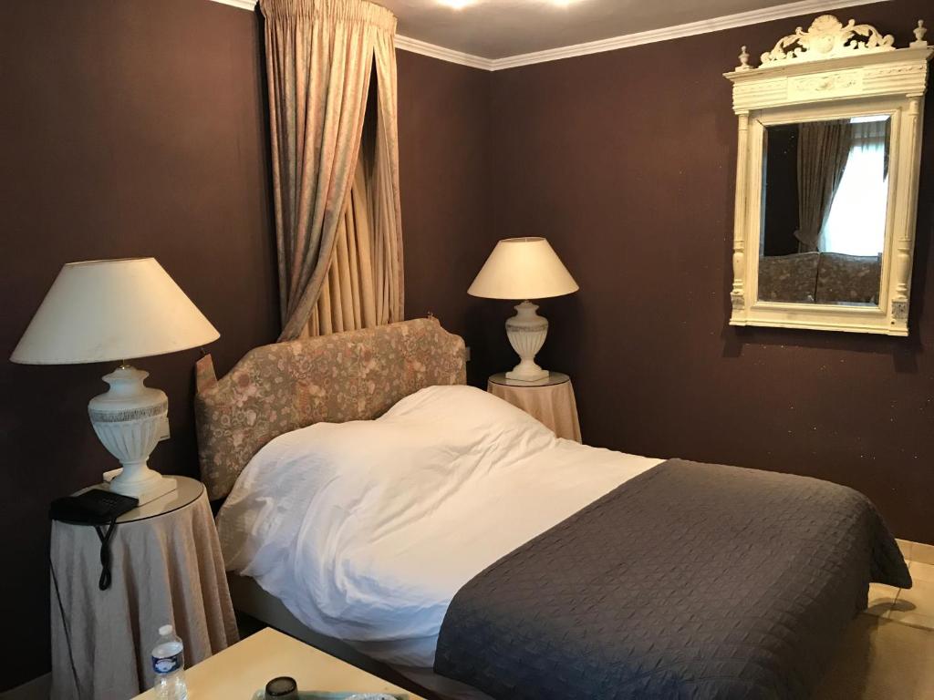 Postel nebo postele na pokoji v ubytování Hotel Cosy Bouillon