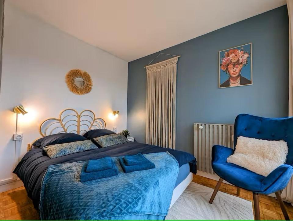 une chambre avec un lit bleu et une chaise bleue dans l'établissement La Cornouaille, à Saint-Brieuc