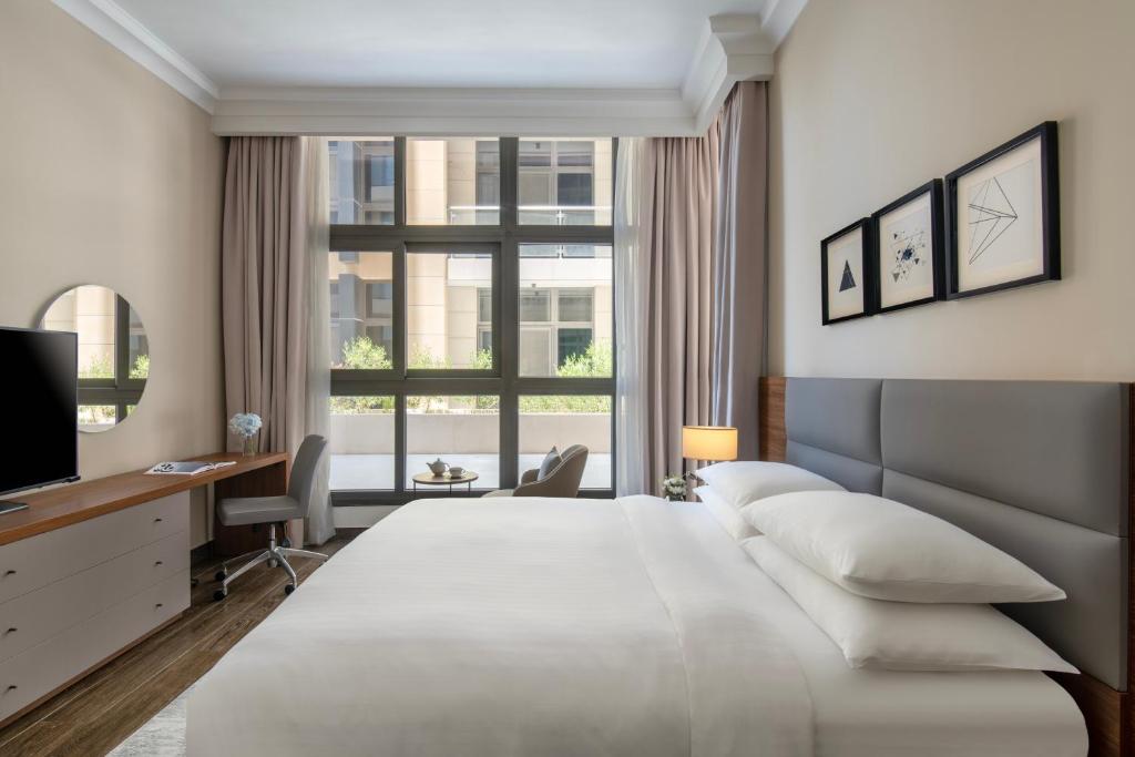 Postel nebo postele na pokoji v ubytování Marriott Executive Apartments Doha, Le Mirage City Walk