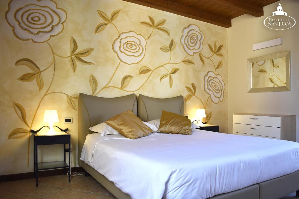 Un dormitorio con una cama con flores en la pared. en Int 6 - Suite Marco by Residence San Luca, en Bolonia