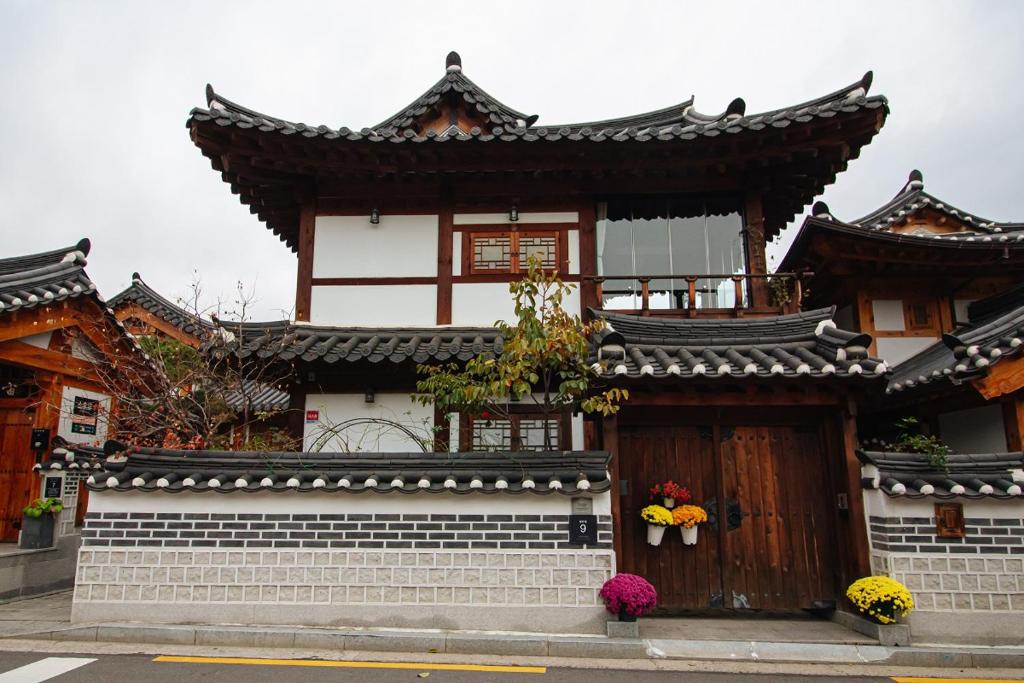 una casa de estilo asiático con una puerta en la parte delantera en Eunpyeong Hanok Pyeonganchae, en Seúl