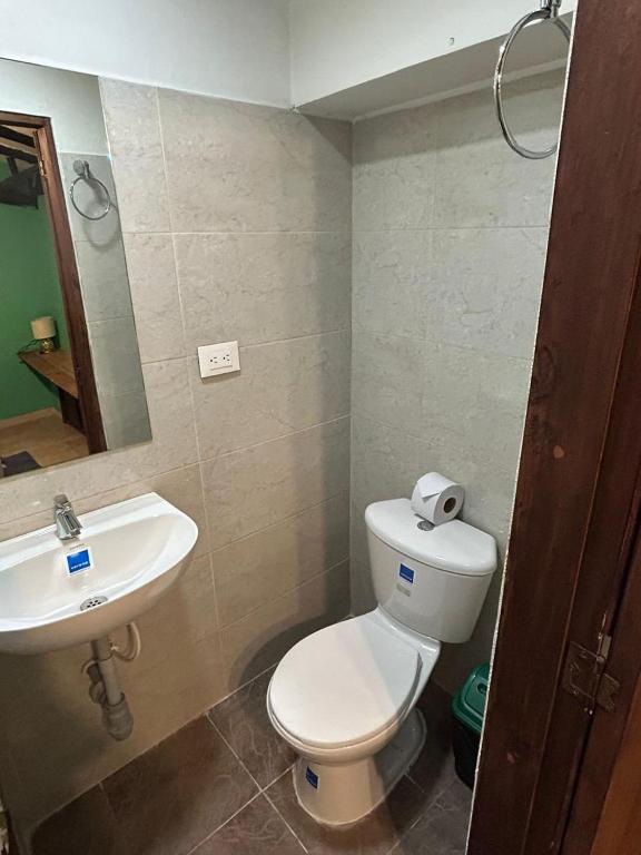 Koupelna v ubytování Hostal Casa Astromelia