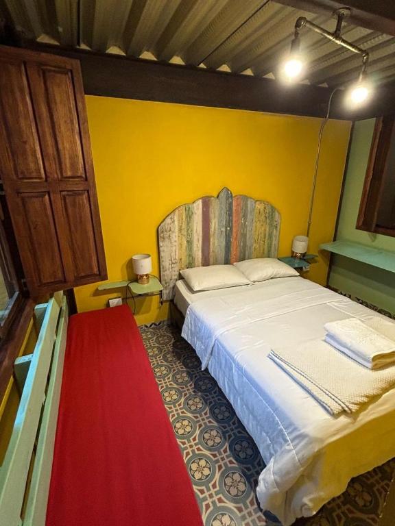 Postel nebo postele na pokoji v ubytování Hostal Casa Astromelia