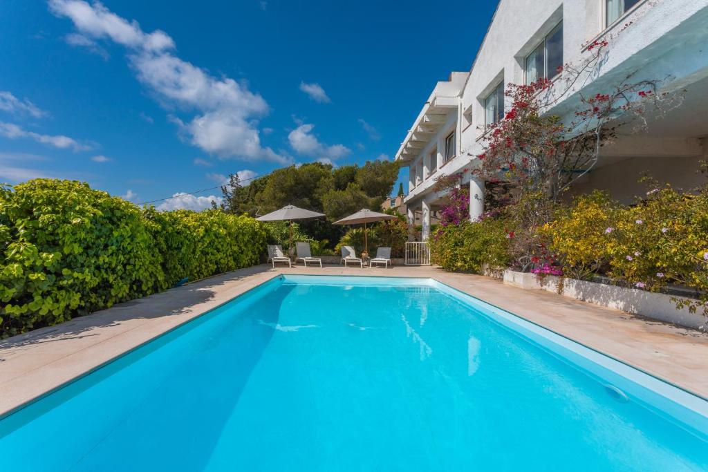 Bazén v ubytování Villa Paradis nebo v jeho okolí
