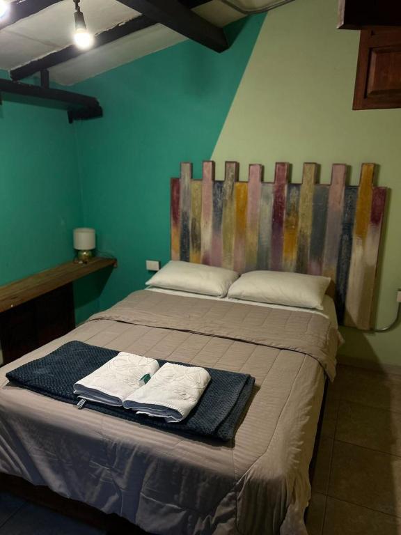 Postel nebo postele na pokoji v ubytování Hostal Casa Astromelia