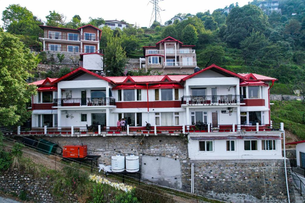 RāmgarhにあるSkyNest Bhimtalの山頂一帯