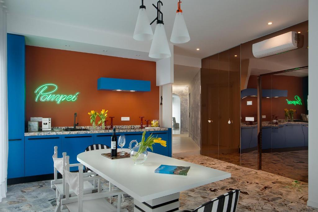 a kitchen and dining room with a table and chairs at Residenza Farella - Luxury Rooms in Pompei