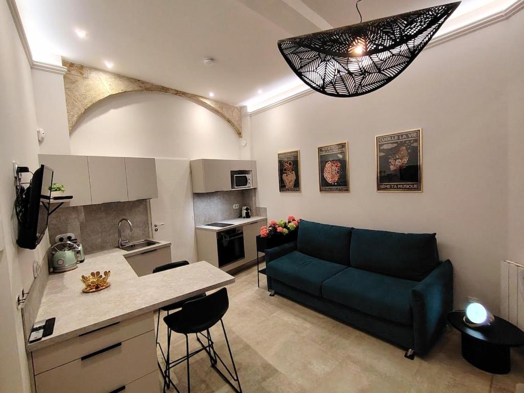 un salon avec un canapé et une cuisine dans l'établissement Apartment Cosy in Montpellier, à Montpellier