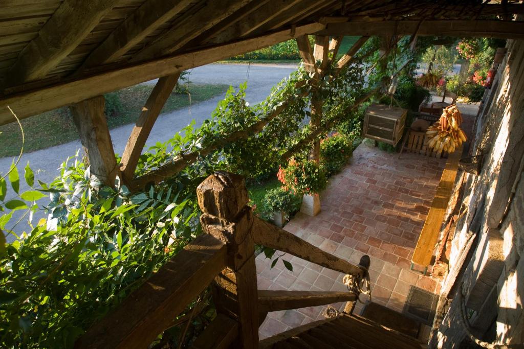 - une vue sur la terrasse ornée de fleurs et de plantes dans l'établissement Ferme De Montalibord, à Vescours