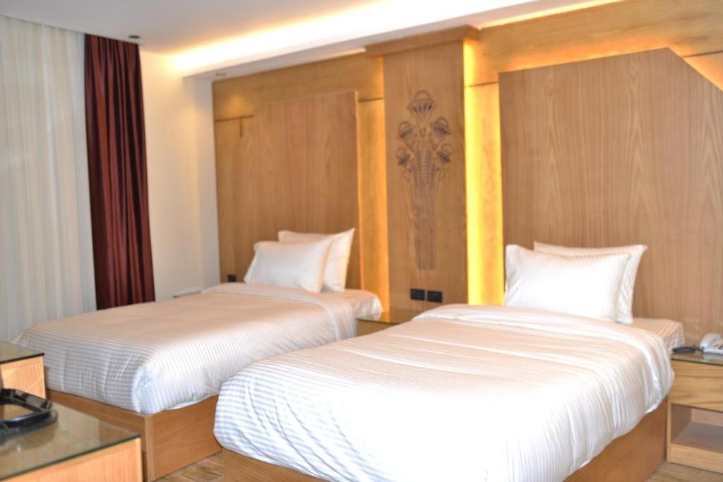 Postel nebo postele na pokoji v ubytování Neom Pyramids Valley Boutique hotel