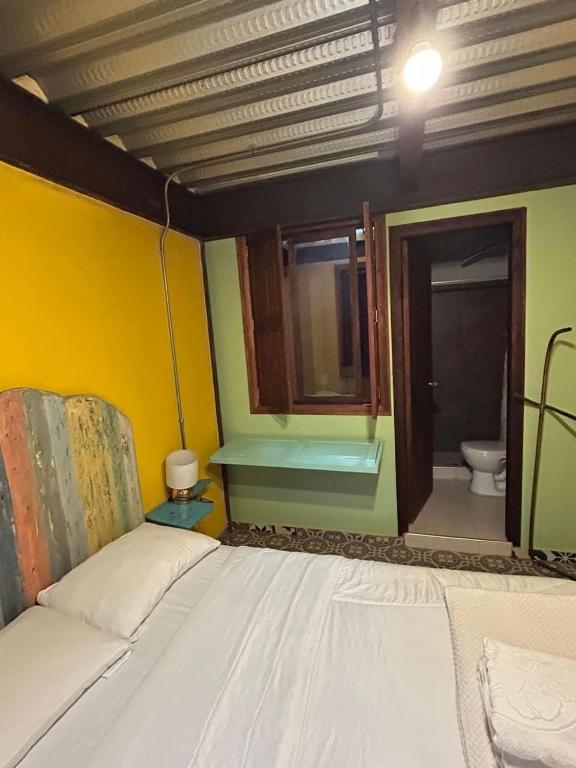 Postel nebo postele na pokoji v ubytování Hostal Casa Astromelia