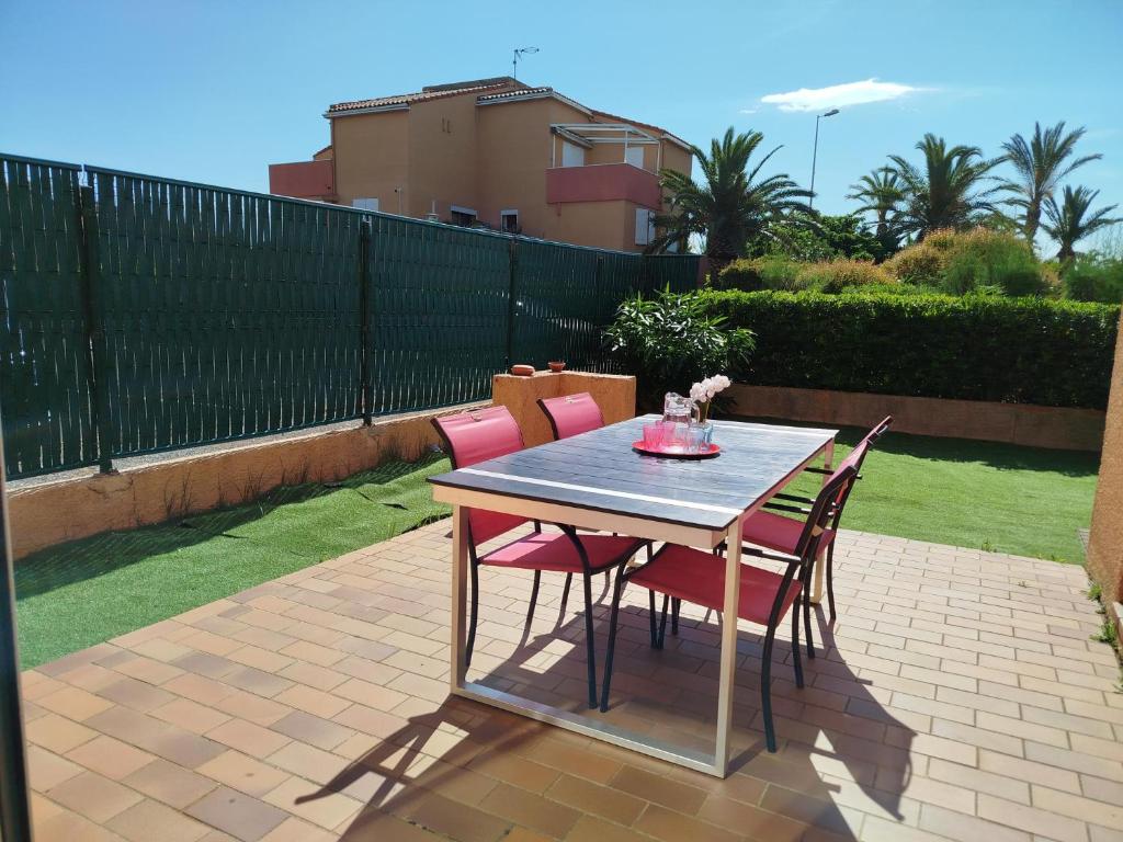 une table et des chaises assises sur une terrasse dans l'établissement Proche Plage et commerces pour ce T2 en RDC avec jardin privatif-4NMA7, à Saint-Cyprien