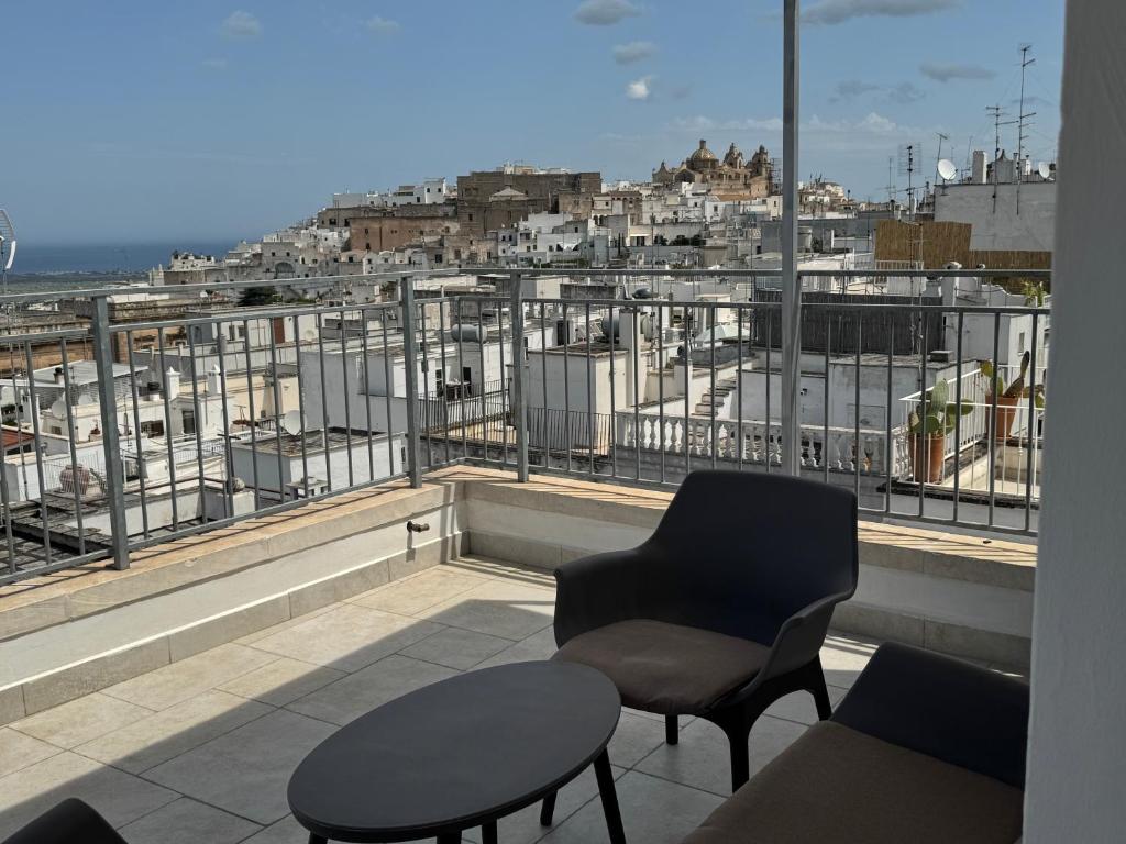 En balkon eller terrasse på Dimora Bonasforza luxury accomodation