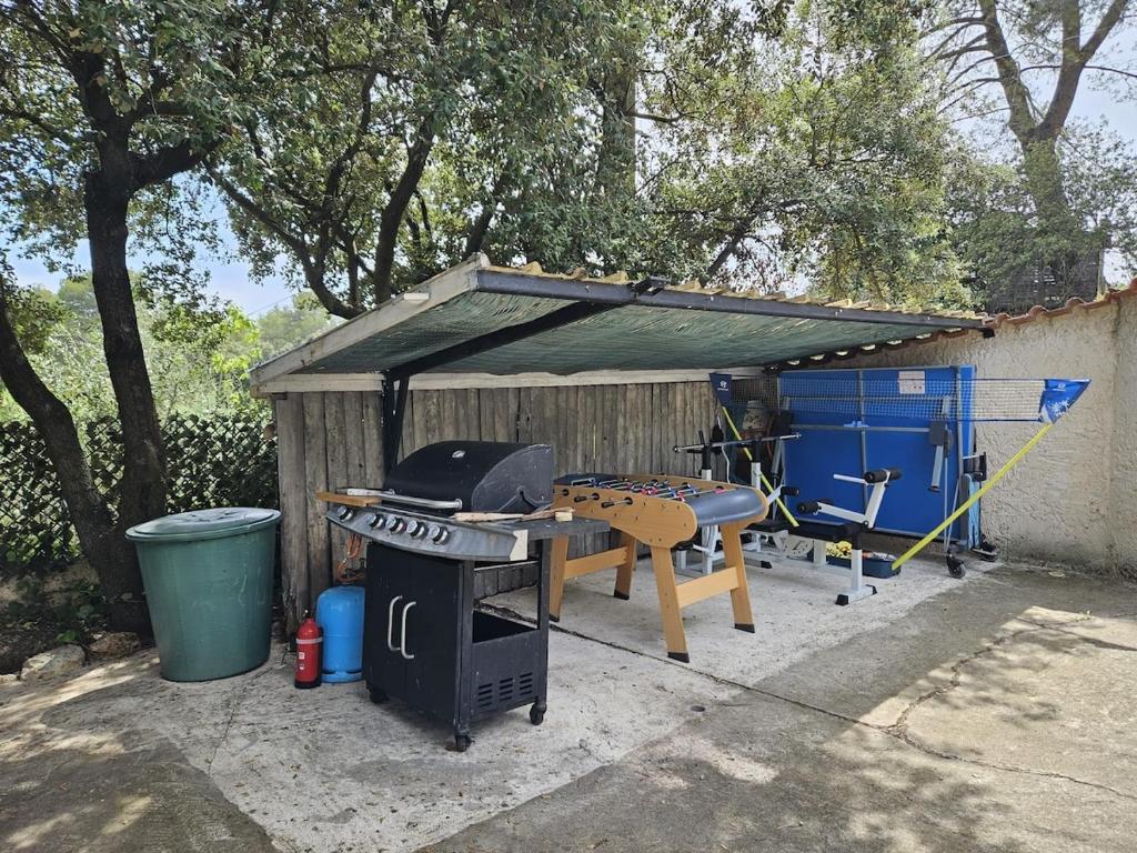 - un barbecue et une table de pique-nique dans l'arrière-cour dans l'établissement 11m heated pool, beach 20 min, panorama views, aux Arcs-sur-Argens