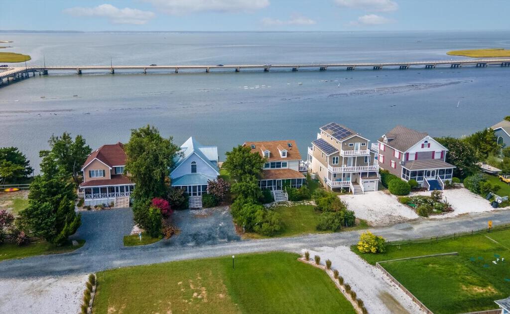 una vista aerea di case con un molo sullo sfondo di Sea Glass a Chincoteague