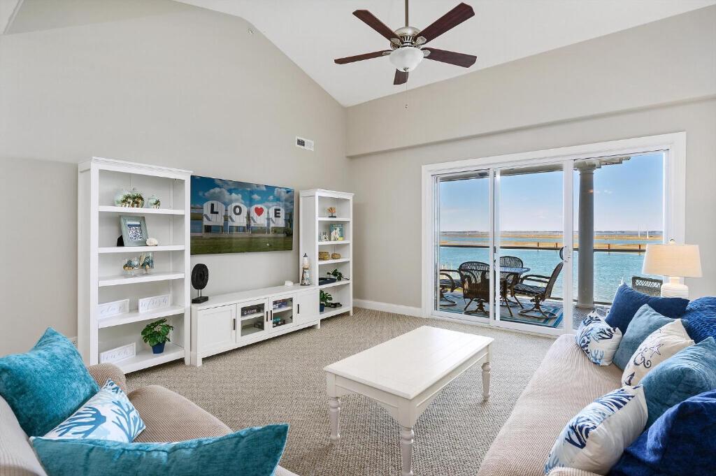 una sala de estar con un sofá y una mesa en Sunset Bay Villa 309 - Changes In Latitude, en Chincoteague