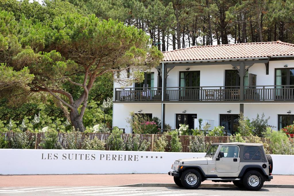 un camion blanc garé devant une maison dans l'établissement Residence Les Suites Pereire, à Arcachon