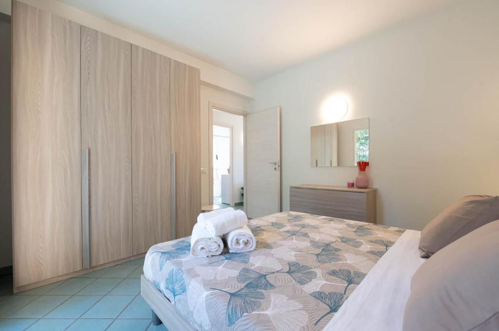 Postel nebo postele na pokoji v ubytování Golden Hour Apartment in Athena Resort