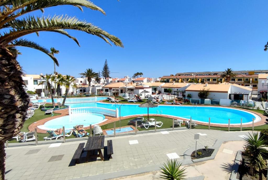 カレタ・デ・フステにあるLa Mayaのリゾートのプールの景色を望めます。