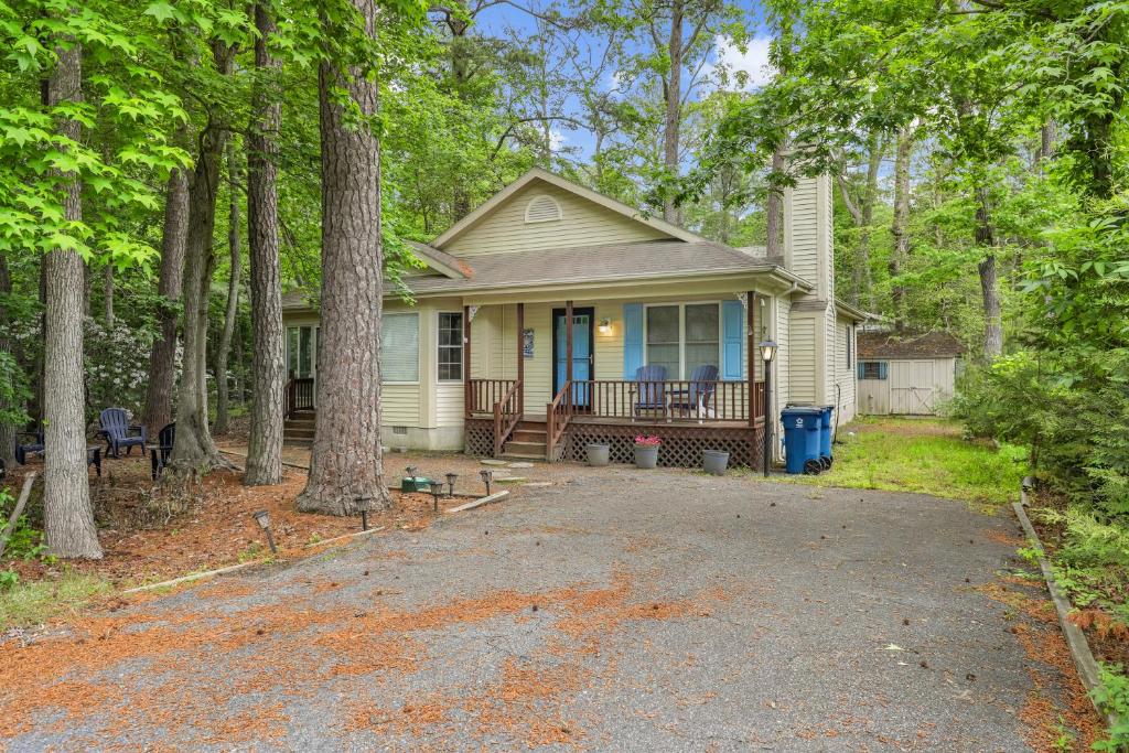 a small house with a porch and a driveway at 36 Rabbit Run Lane in Ocean Pines