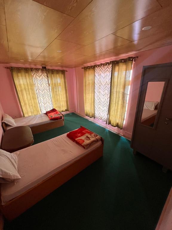 Postel nebo postele na pokoji v ubytování Sky land guest house