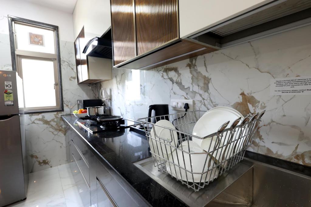 Kuchyň nebo kuchyňský kout v ubytování Escape Stays and Serviced Apartments