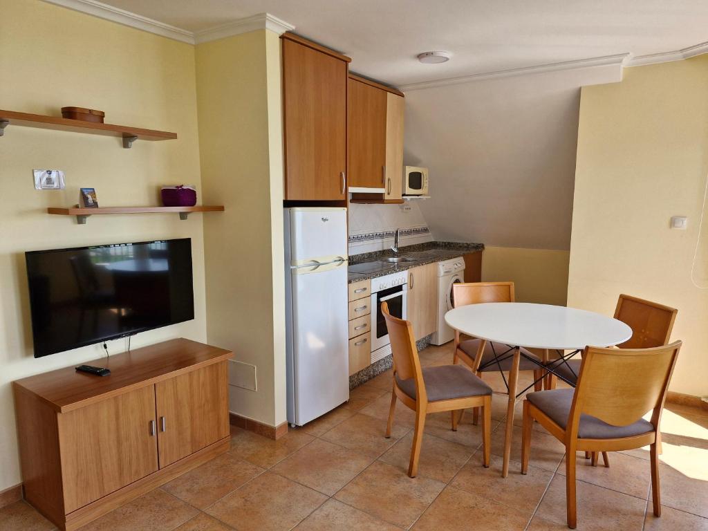 A kitchen or kitchenette at Apartamento Foz Playa