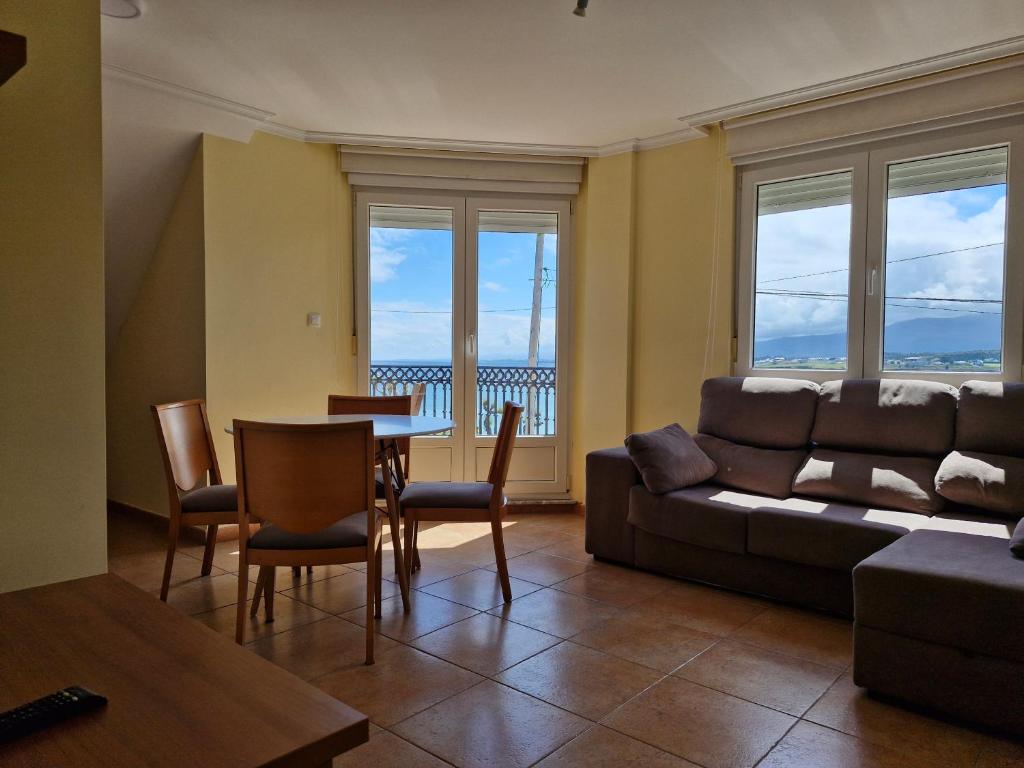 A seating area at Apartamento Foz Playa
