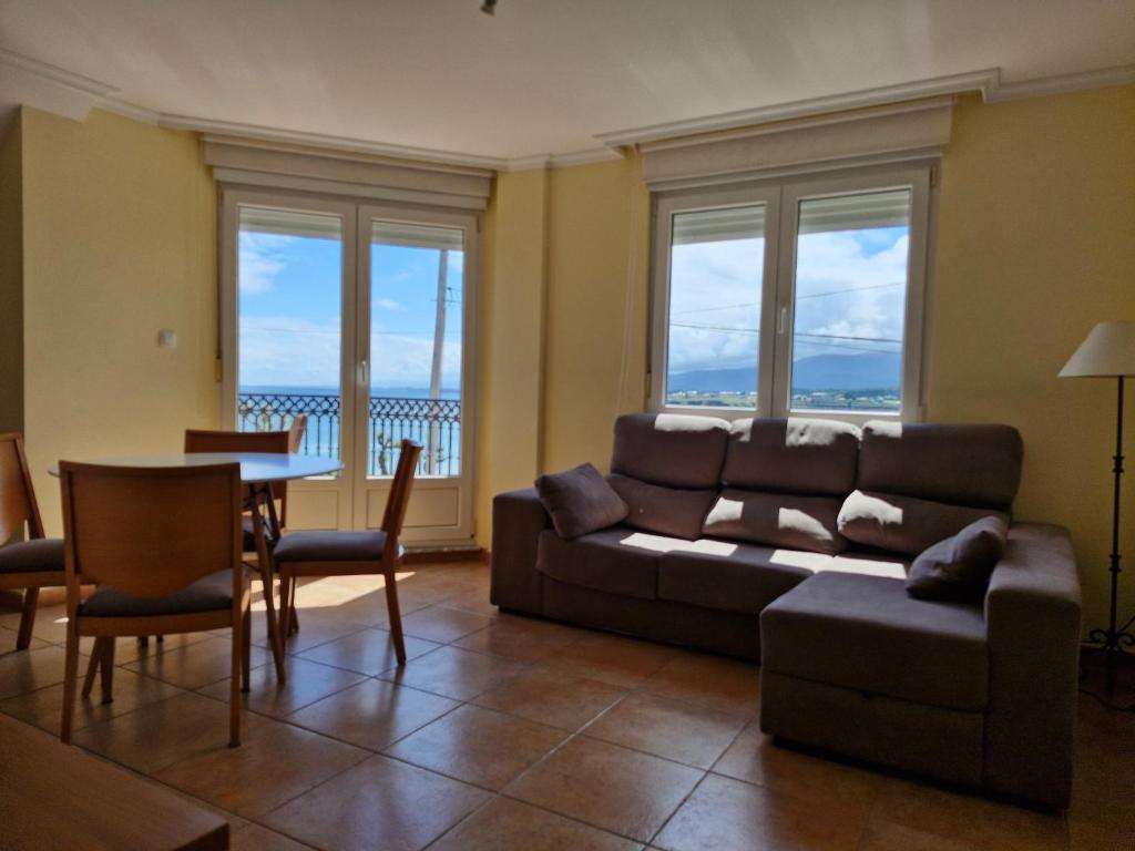 A seating area at Apartamento Foz Playa