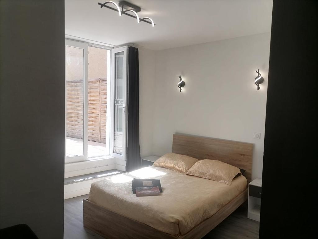 ナルボンヌにあるCosy Centre Ville Narbonneのベッドと窓のある寝室