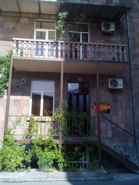 un edificio con balcone e scala di Manand Hotel a Yerevan