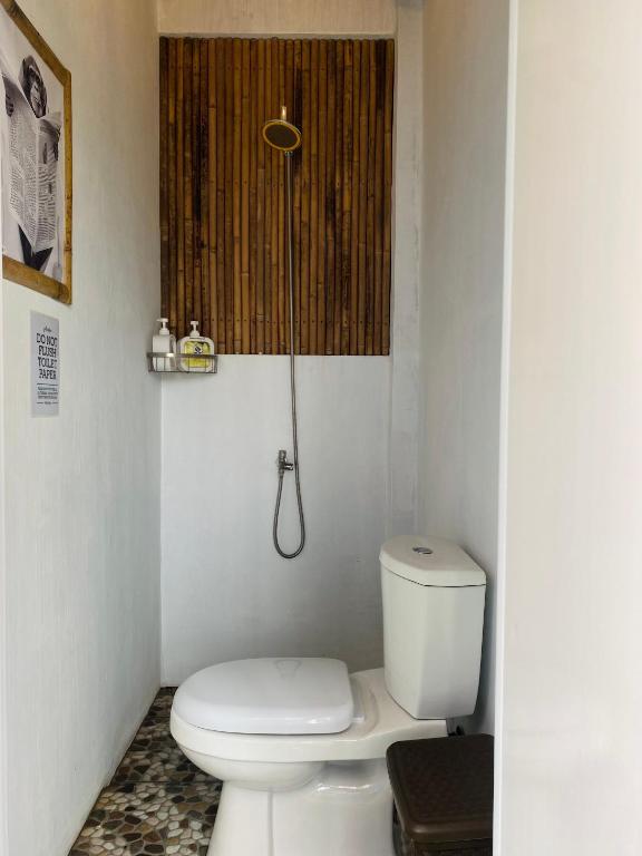 Ένα μπάνιο στο Happy Monkey Hostel