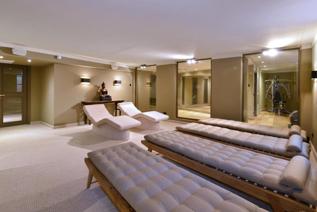 a salon with a waiting room with couches and tables at Monbijou Hotel in Berlin