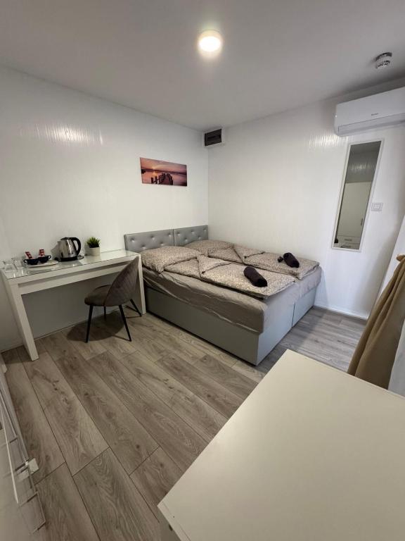 Postel nebo postele na pokoji v ubytování Kinizsi Udvar Apartmanház