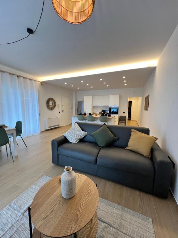 a living room with a blue couch and a table at Villa Anthea - Relax vista mare tra Palermo e Cefalù in Trabia