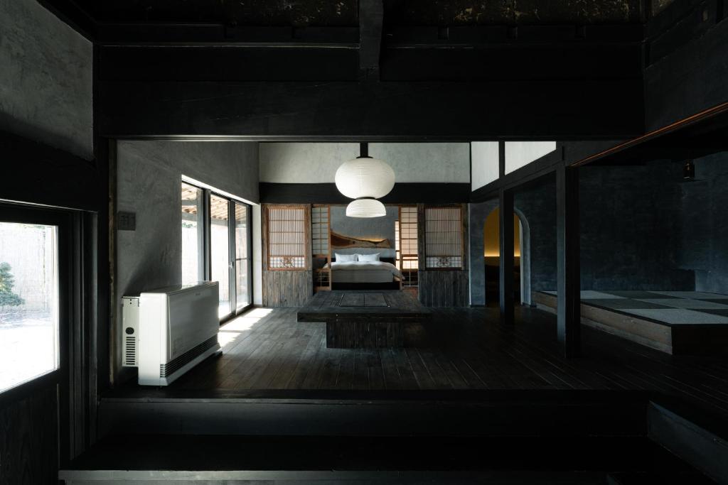 Postel nebo postele na pokoji v ubytování "サウナ露天風呂貸切" いすみ市一棟貸し古民家ホテル tokoro hotel Isumi