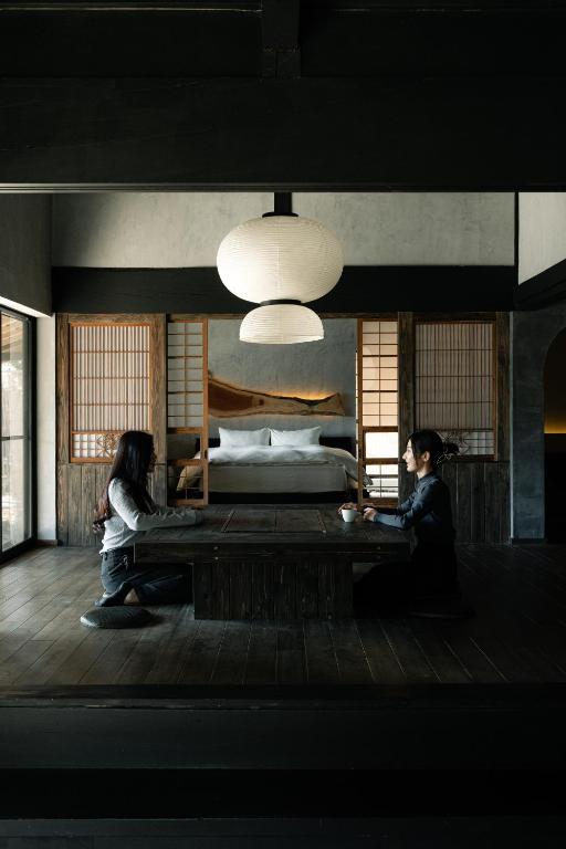 Postel nebo postele na pokoji v ubytování "サウナ露天風呂貸切" いすみ市一棟貸し古民家ホテル tokoro hotel Isumi